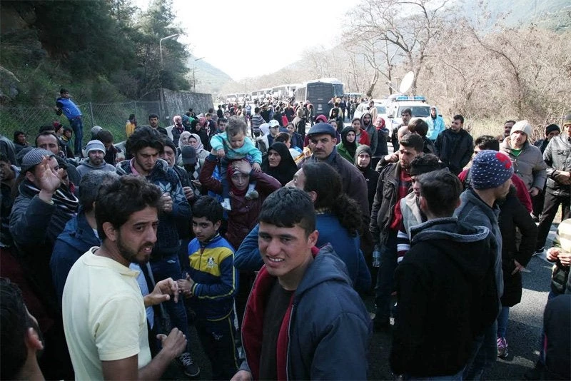 Τουρκικό σχέδιο αποσταθεροποίησης στον Έβρο: Εισήλθαν 200 μετανάστες σε μία μέρα – «Κύμα» ανησυχίας στην Ελλάδα (Βίντεο)